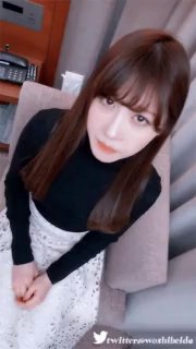 化妆品专卖店的小三被打衣服都扒奶子都露出来了暴力骑着凑说还挺漂亮